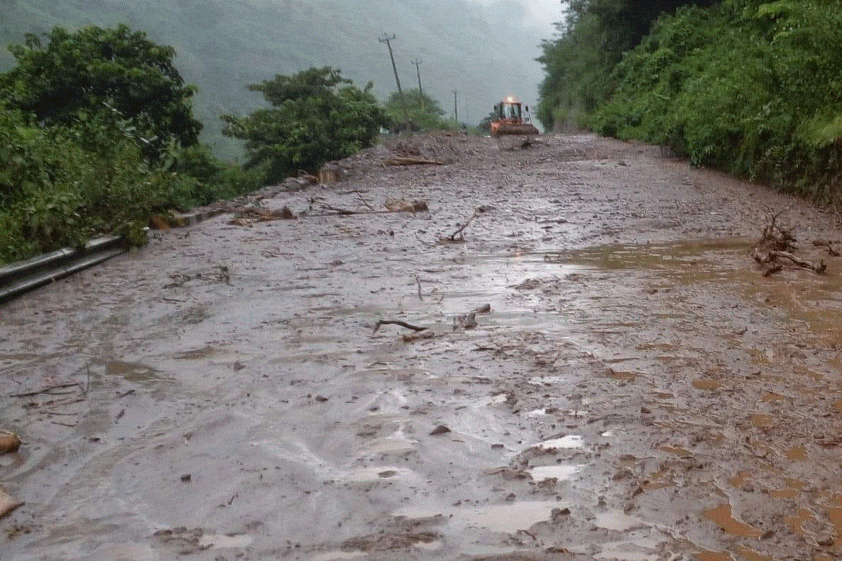 पहिरोले मुग्लिन नारायणगढ सडक सडक अवरूद्ध, यात्रुहरुको बिचल्ली